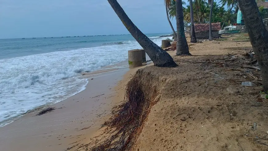 கடலரிப்பினால் காவு கொள்ளப்படும் அம்பாறை மீனவர் உடமைகள்